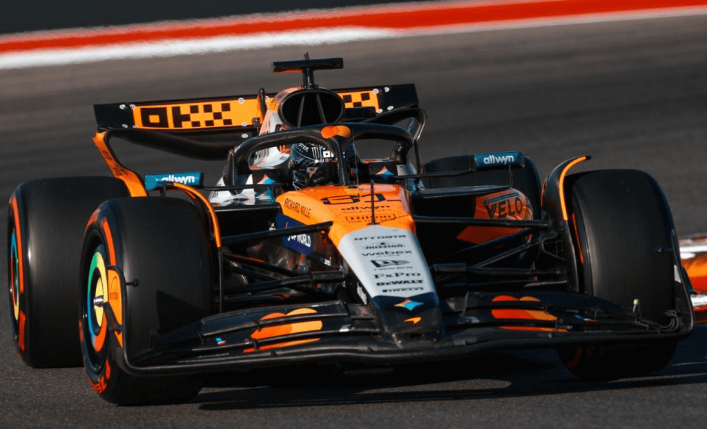 Il GP degli Stati Uniti 2025 è stato un assolo di Max Verstappen. Sul circuito di Austin, la classifica piloti e costruttori F1 registra importanti movimenti. Oscar Piastri, quest'oggi solamente quarto, ha adesso quindici lunghezze di vantaggio su Lando Norris, a sua volta bravo a piazzarsi alle spalle del vincitore. L'alfiere della Red Bull, da diversi GP in splendida forma, riduce ulteriormente il gap dall'australiano. Per Verstappen, i punti che lo separano da Oscar Piastri sono quaranta.