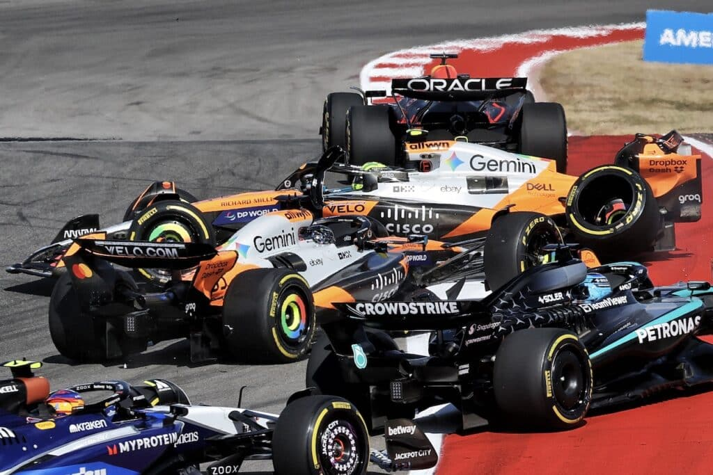 Un errore alla prima curva mette KO le due McLaren: il contatto con Hulkenberg fa esplodere la polemica, con la dura accusa di Stella.