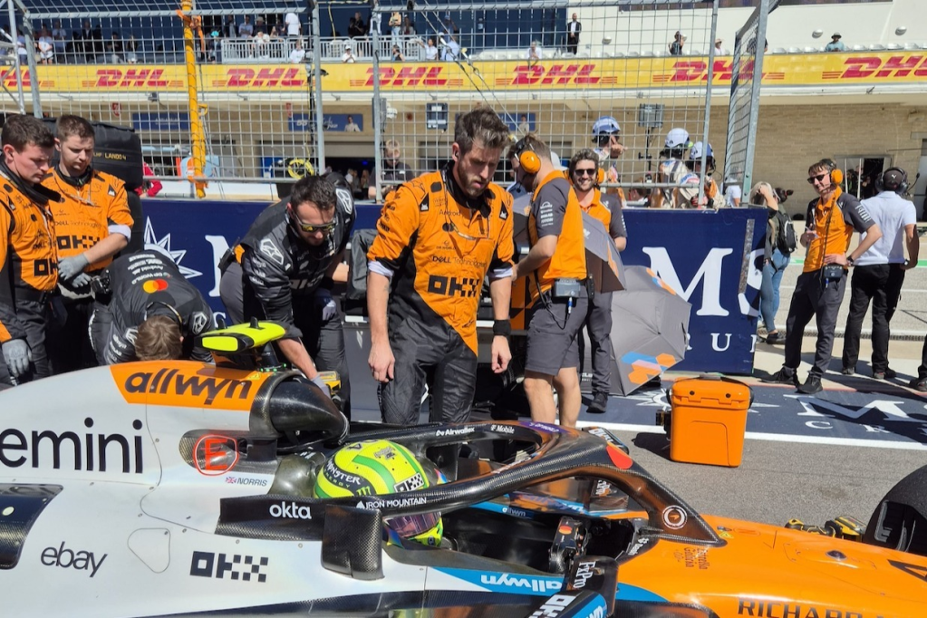 F1 | Red Bull: ecco svelato il motivo della multa di €50.000.
Un membro del team Red Bull ha provato a rientrare in griglia di partenza dopo l'inizio del giro di formazione, ignorando le direttive dei commissari, per rimuovere dal muro il nastro che Norris utilizza come punto di riferimento per il corretto posizionamento sulla propria casella di partenza.