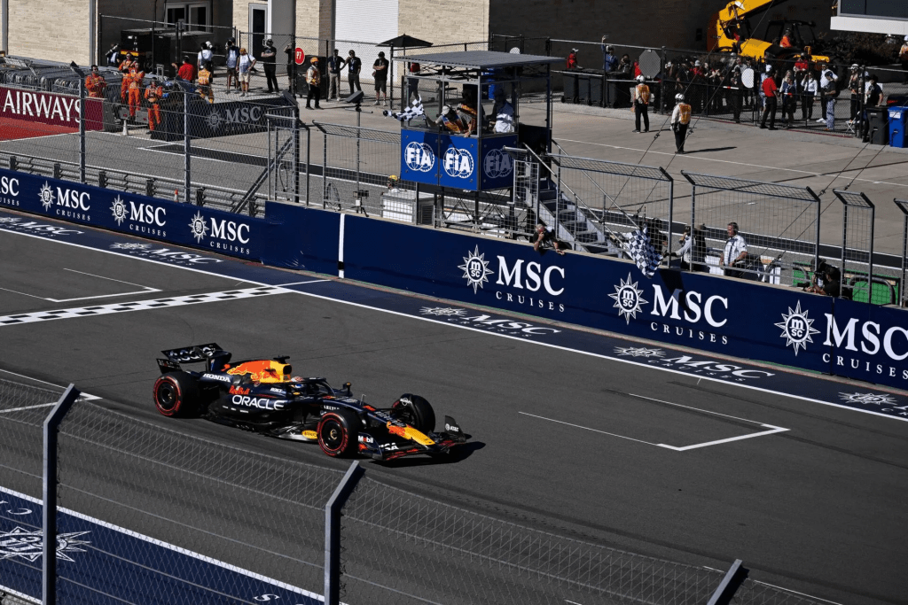 F1 | Red Bull: ecco svelato il motivo della multa di €50.000.
Un membro del team Red Bull ha provato a rientrare in griglia di partenza dopo l'inizio del giro di formazione, ignorando le direttive dei commissari, per rimuovere dal muro il nastro che Norris utilizza come punto di riferimento per il corretto posizionamento sulla propria casella di partenza.