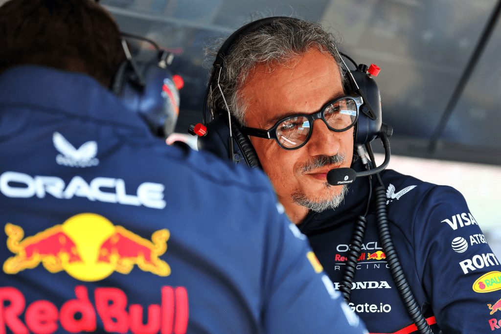 F1 | Red Bull: ecco svelato il motivo della multa di €50.000.
Un membro del team Red Bull ha provato a rientrare in griglia di partenza dopo l'inizio del giro di formazione, ignorando le direttive dei commissari, per rimuovere dal muro il nastro che Norris utilizza come punto di riferimento per il corretto posizionamento sulla propria casella di partenza.