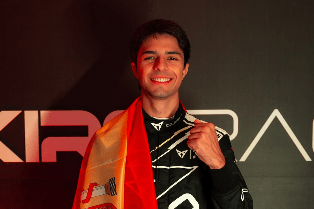CUPRA KIRO ha ufficialmente confermato il rinnovo del contratto con il britannico Dan Ticktum e ha annunciato l’ingresso del giovane talento spagnolo Pepe Martí nella squadra per la stagione 2025/26 della FIA Formula E World Championship, segnando il debutto del ventenne nella serie elettrica.
