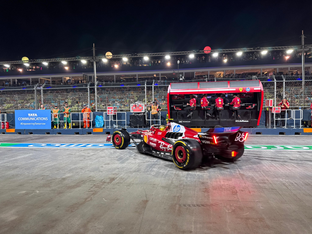 Il venerdì di Singapore ha regalato a Lewis Hamilton le prime vere emozioni al volante della Ferrari sul tracciato cittadino di Marina Bay. Il sette volte campione del mondo ha chiuso le FP1 in quarta posizione e le FP2 in decima, ma il bilancio della giornata è tutt’altro che negativo.