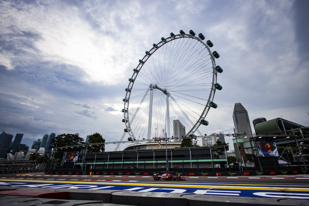 Il venerdì di Singapore ha regalato a Lewis Hamilton le prime vere emozioni al volante della Ferrari sul tracciato cittadino di Marina Bay. Il sette volte campione del mondo ha chiuso le FP1 in quarta posizione e le FP2 in decima, ma il bilancio della giornata è tutt’altro che negativo.