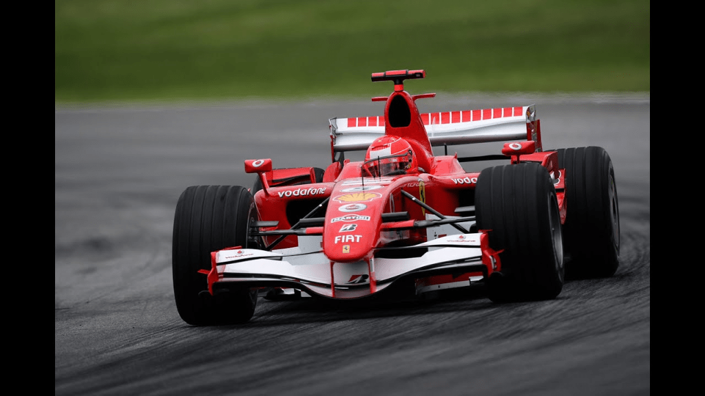 C’è un momento, in ogni grande storia, in cui le luci iniziano ad abbassarsi. Non è un attimo preciso, ma una sensazione che nasce dentro: dolce, malinconica, inevitabile. Il 22 ottobre 2006, ad Interlagos, Michael Schumacher disputava l'ultimo Gran Premio in Ferrari.