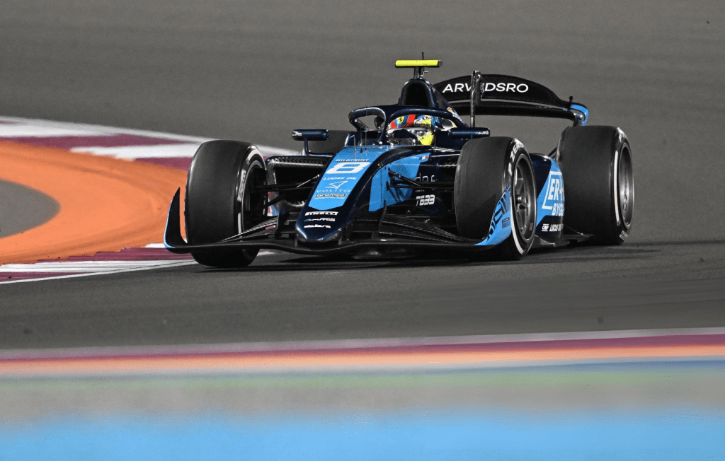 Dopo un anno con Hitech GP e una stagione da protagonista, Dino Beganovic tornerà in DAMS per puntare al titolo di Formula 2 nel 2026. Lo svedese ritrova la squadra con cui aveva debuttato nella categoria nel 2024.
