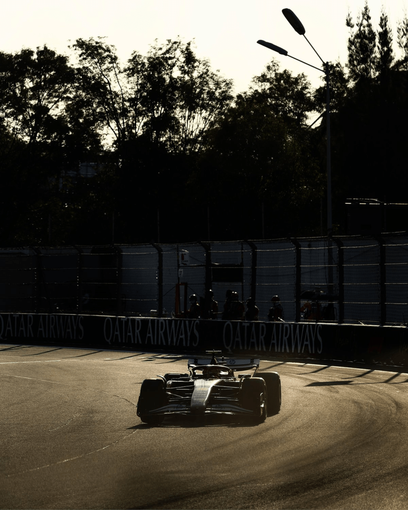 Lewis Hamilton ha chiuso la giornata di venerdì al Autodromo Hermanos Rodríguez con un quinto posto nelle FP2, a tre decimi dal tempo di Max Verstappen. Un risultato che lascia intravedere buone sensazioni sul passo gara, ma che evidenzia margini di miglioramento sul giro secco.