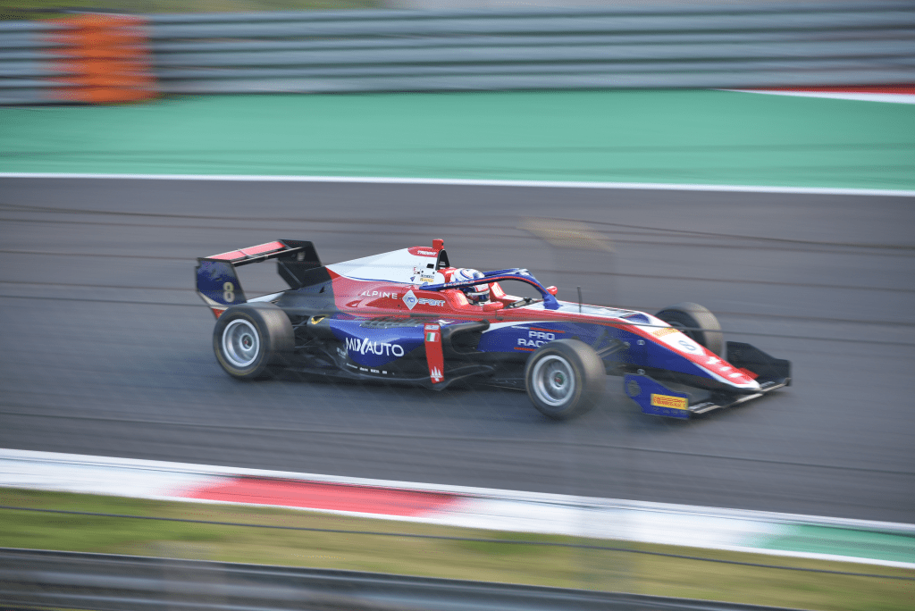 Freddie Slater conquista la sua sesta pole position del 2025, resistendo a un errore spettacolare alla Variante Ascari e beffando gli avversari sul finale della qualifica.