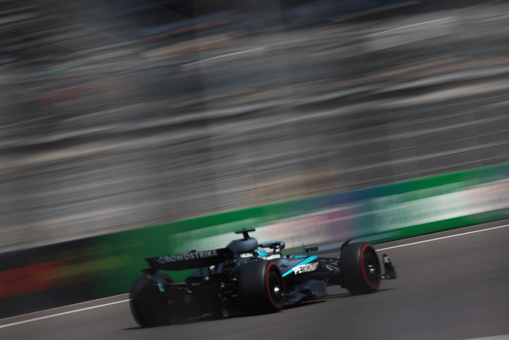 George Russell ha criticato la decisione degli steward di non emettere penalità dopo che cinque piloti hanno tagliato la prima curva all'inizio del Gran Premio del Messico. Il pilota della Mercedes si è espresso anche riguardo lo scambio di posizioni interno con Antonelli.