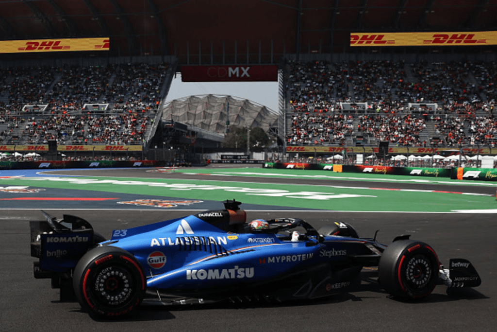 Errore al muretto e rabbia in radio: il GP del Messico diventa un caso strategico per la Williams, con Alex Albon durissimo nei confronti del team.