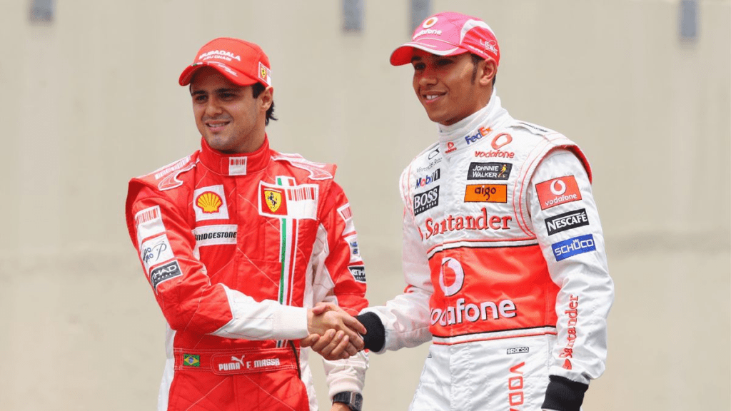 Felipe Massa torna a far parlare di sé. L’ex pilota Ferrari è protagonista di una battaglia legale da 64 milioni di sterline contro la FIA, la Formula One Management e Bernie Ecclestone, sostenendo di essere il vero campione del mondo 2008 dopo il controverso Crashgate di Singapore.