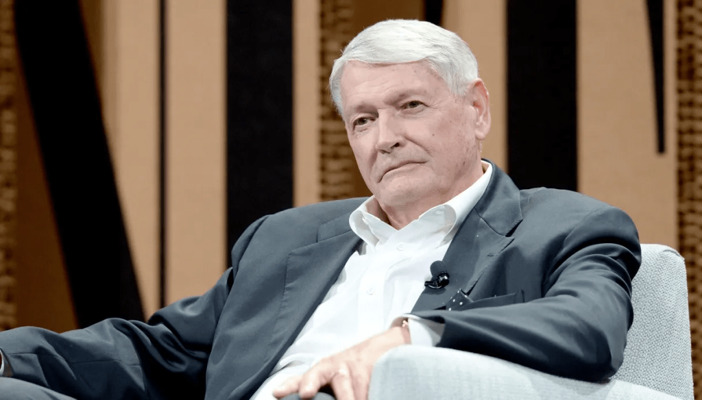 John Malone, uno dei nomi più influenti del panorama mediatico internazionale, ha annunciato che lascerà la carica di presidente di Liberty Media e Liberty Global all’inizio del 2026.