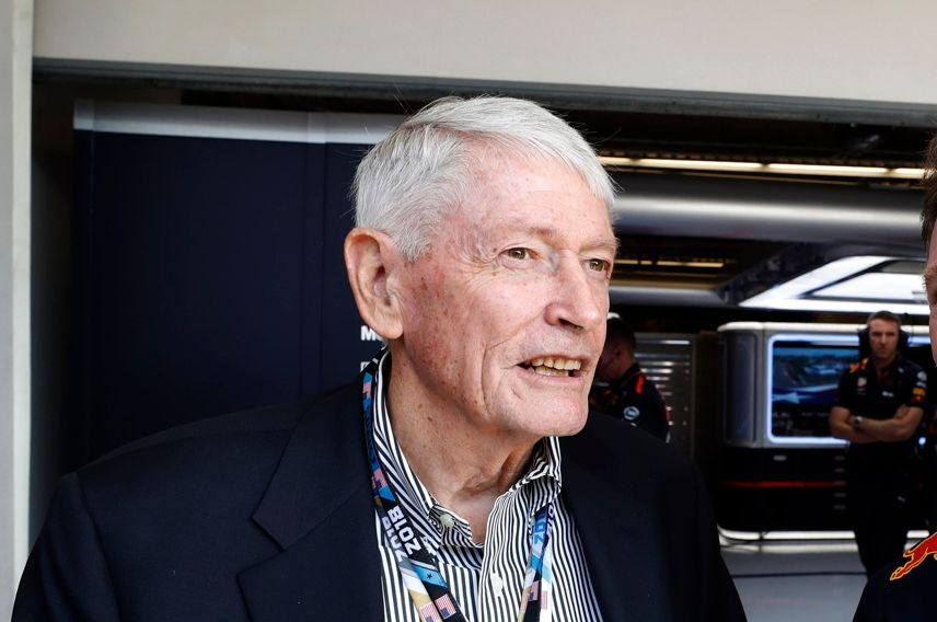 John Malone, uno dei nomi più influenti del panorama mediatico internazionale, ha annunciato che lascerà la carica di presidente di Liberty Media e Liberty Global all’inizio del 2026.