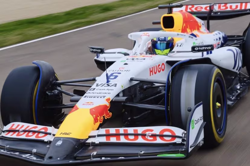Il futuro di Yuki Tsunoda potrebbe presto cambiare direzione: il pilota giapponese, in bilico tra la conferma in Red Bull e l’addio alla Formula 1, sarebbe nel mirino di Dale Coyne Racing per un possibile approdo in IndyCar con il supporto diretto di Honda.