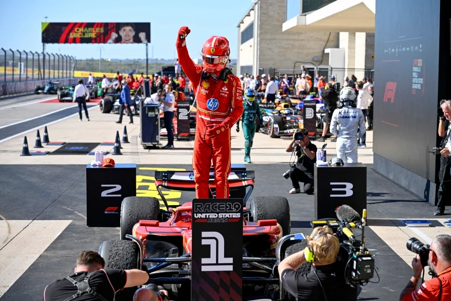 Nella gara di stasera, Max Verstappen scatterà di nuovo dalla pole position (la sesta stagionale), mentre subito dietro di lui si collocano Norris e la Ferrari di Leclerc. Più dietro Piastri, obbligato a rimontare.