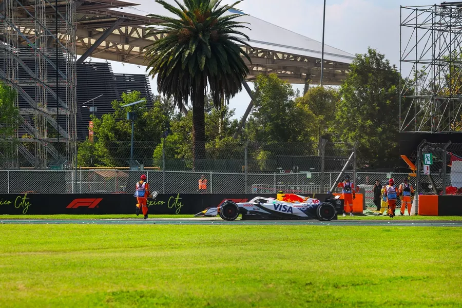 La FIA ha voluto dare spiegazioni in merito alle decisioni prese durante il Gran Premio del Messico. Da una parte un commissario che ha rischiato di essere investito da Lawson, dall’altra la Virtual Safety Car per il ritiro di Sainz, anche se lo spagnolo si era già tolto dalla pista.