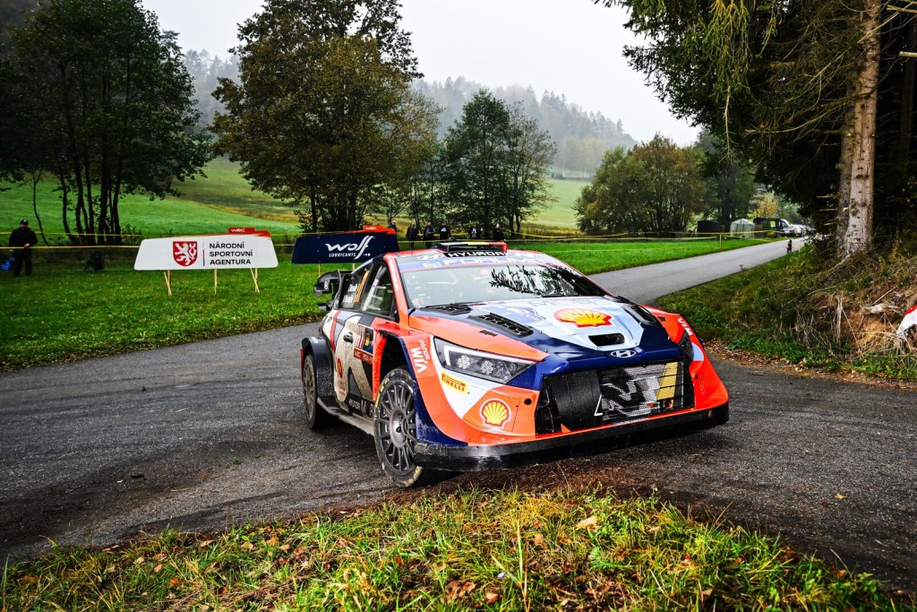 Hyundai Motorsport ha svelato una line-up all’insegna dell’esperienza, pronta a rilanciare le ambizioni della squadra nell’ultima stagione dell’era Rally1.