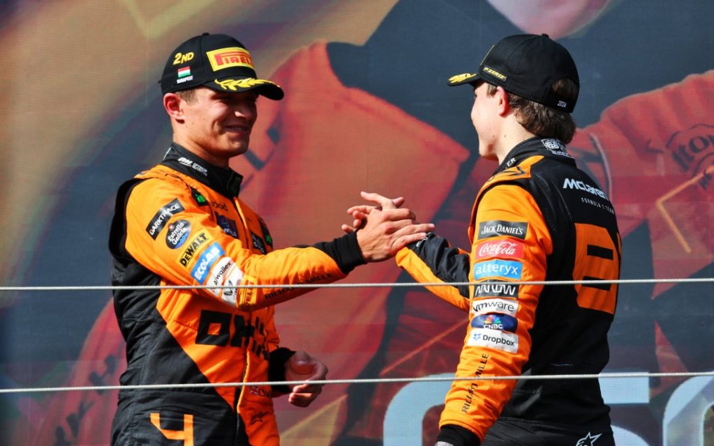 Lando Norris e Oscar Piastri si stringono la mano dopo il GP del Qatar