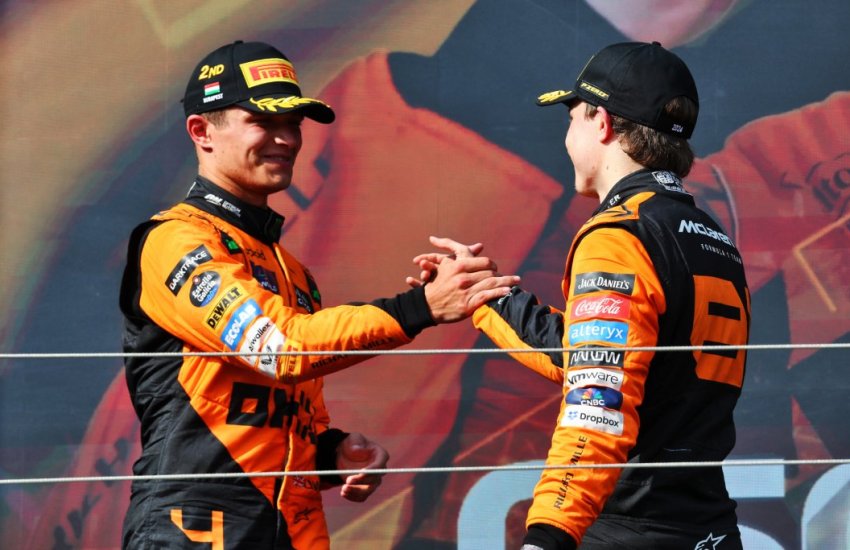 Lando Norris e Oscar Piastri si stringono la mano dopo il GP del Qatar