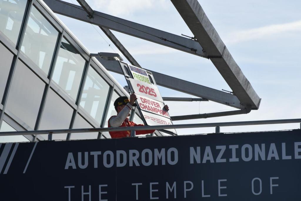 Freddie Slater vince la prima gara del week-end FRECA a Monza, laureandosi campione. Dietro di lui Giltaire e Clerot a completare il podio