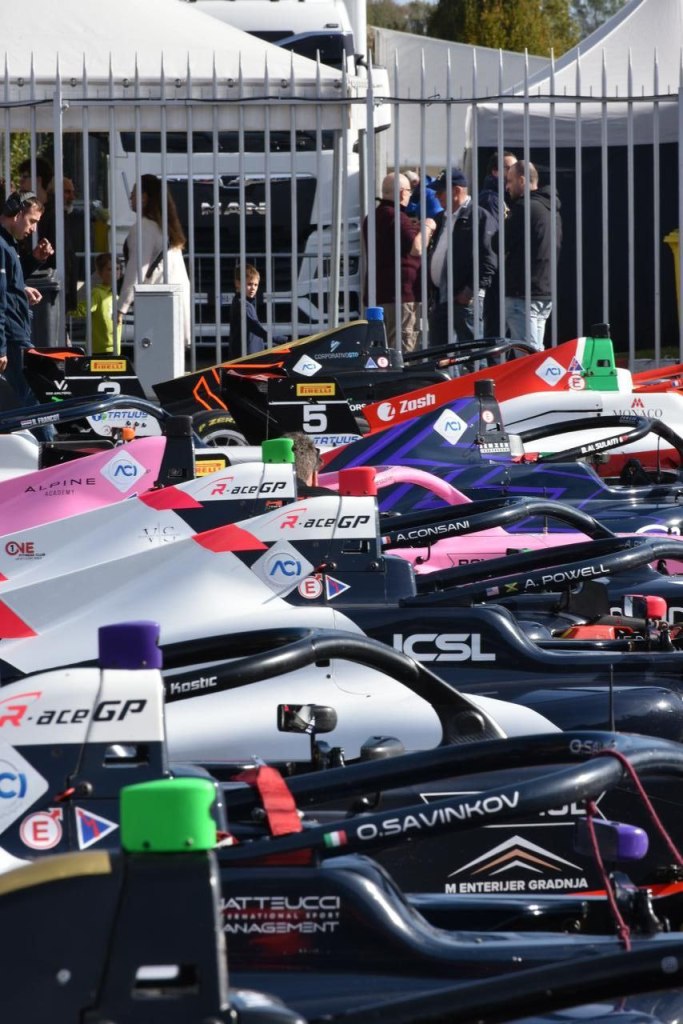 Freddie Slater vince la prima gara del week-end FRECA a Monza, laureandosi campione. Dietro di lui Giltaire e Clerot a completare il podio