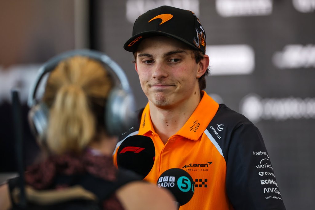 La sfida per il titolo mondiale tra Lando Norris e Oscar Piastri infiamma la Formula 1, e secondo Bernie Ecclestone, un trionfo del britannico sarebbe “più vantaggioso per la McLaren".