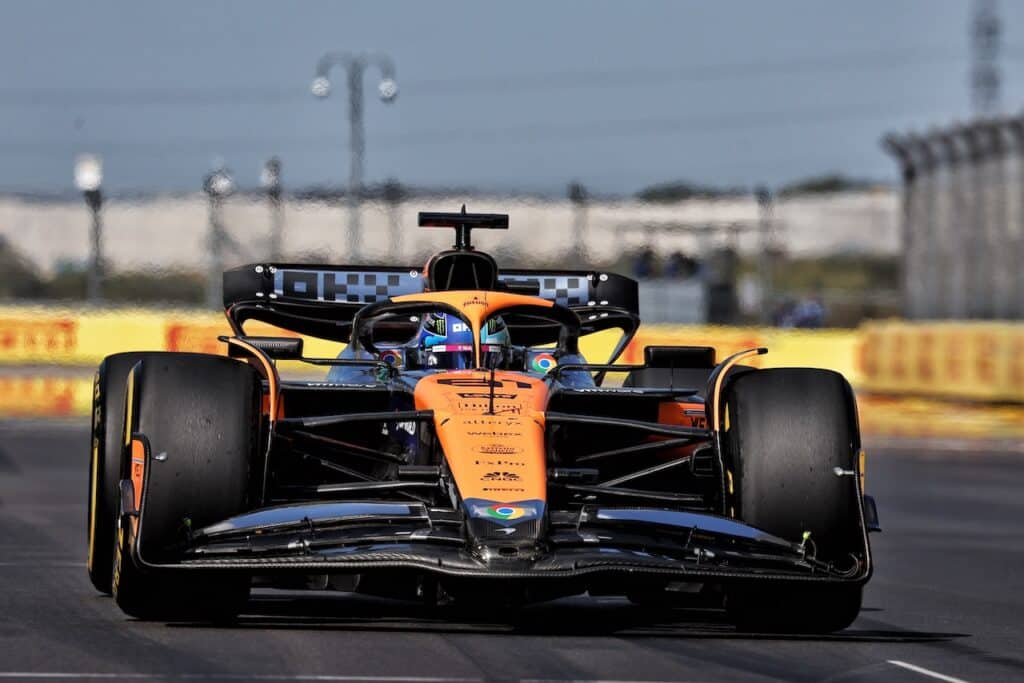Oscar Piastri arriva a Las Vegas con un obiettivo chiaro: invertire la rotta e riaprire la lotta iridata con il compagno di squadra Lando Norris.