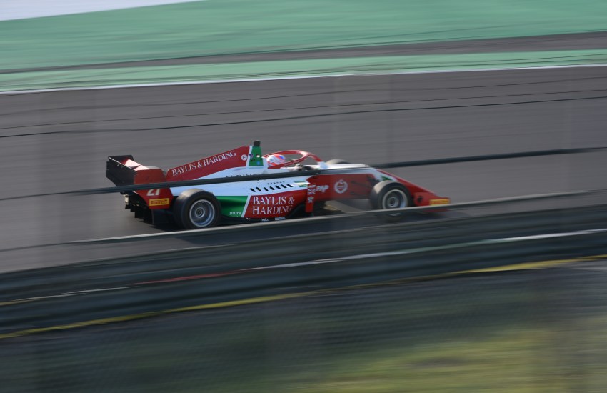 Freddie Slater conquista la sua sesta pole position del 2025, resistendo a un errore spettacolare alla Variante Ascari e beffando gli avversari sul finale della qualifica.