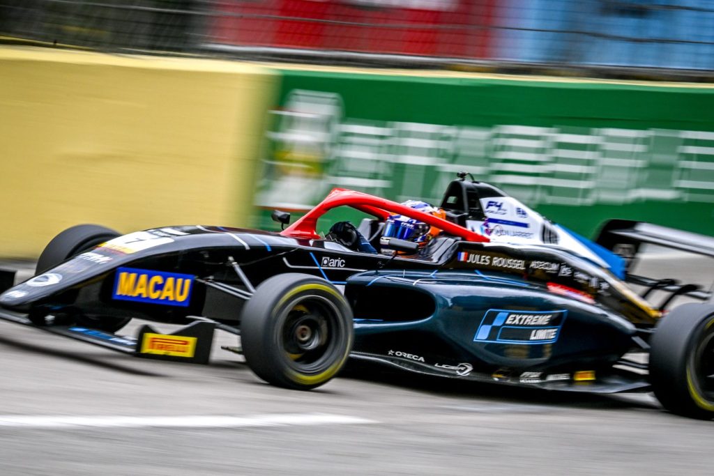 Jules Roussel impegnato nella gara della F4 World Championship
