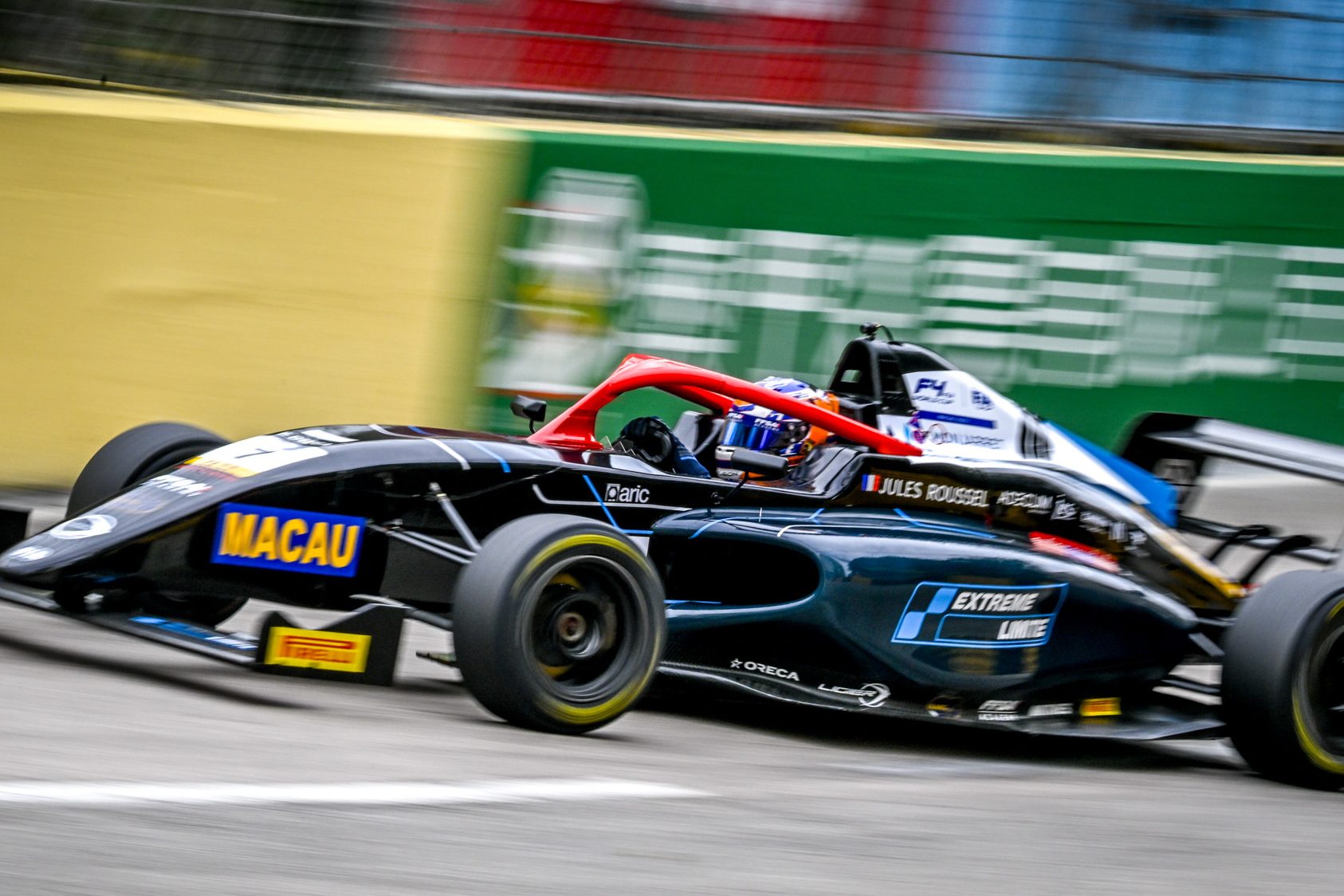 Jules Roussel impegnato nella gara della F4 World Championship
