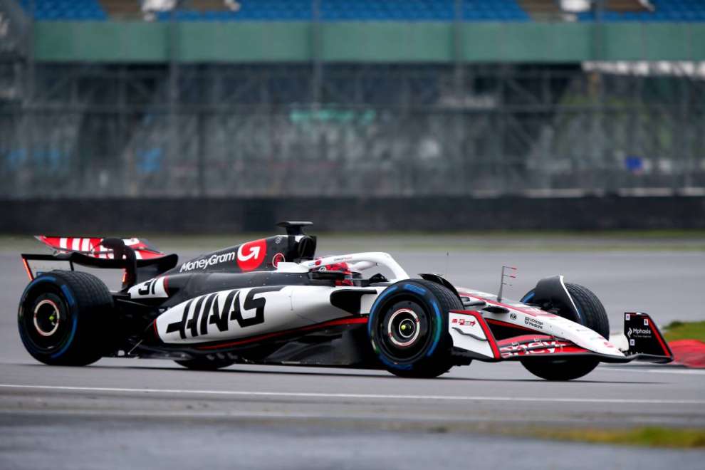 Il pilota inglese ha saggiato per la prima volta le strade del circuito di Las Vegas. Servirà tutto il suo talento per rilanciare la Haas nella lotta per il sesto posto nel mondiale costruttori.