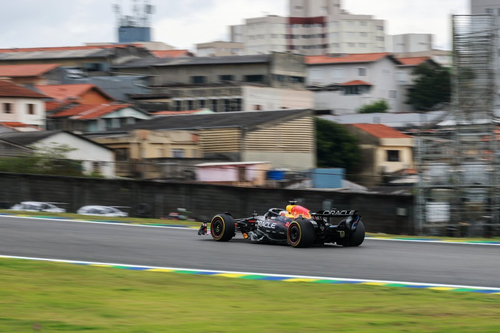 Norris parte davanti ma la gara si preannuncia imprevedibile. La chiave delle strategie sarà la gestione delle gomme e il tempismo dei pit stop, mentre Verstappen cerca la rimonta...