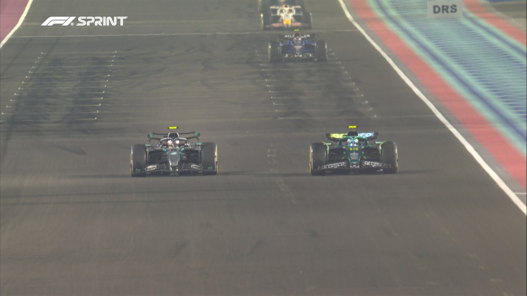 Sprint strategica e poco aggressiva: Piastri comanda, Russell insegue e Norris resiste a Verstappen, mentre la Ferrari delude...