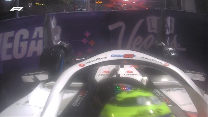 Lando Norris vola sul bagnato: con un giro perfetto si è preso la pole a Las Vegas davanti a Verstappen e Sainz. La Ferrari delude ancora con Hamilton 20° e Leclerc 9°. 