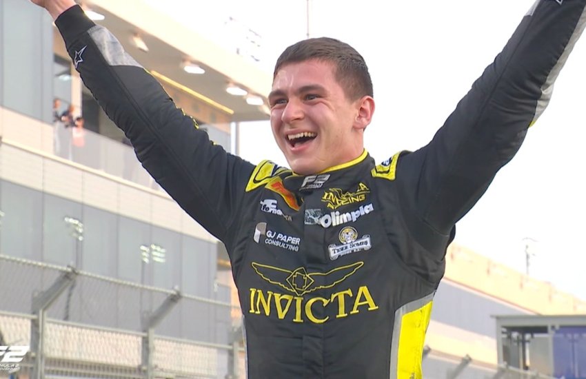 Leonardo Fornaroli esulta: è campione anche in F2
