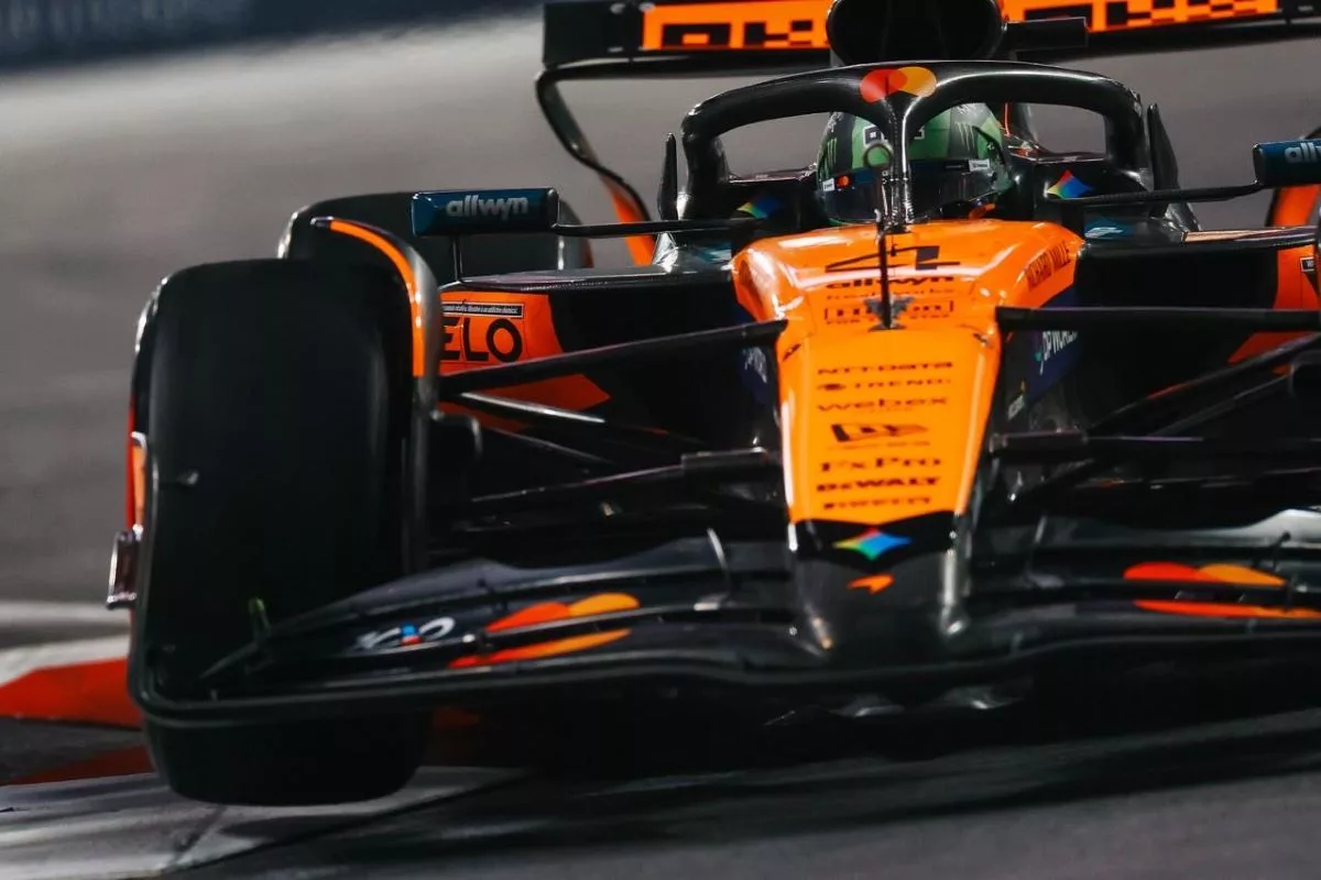 Il team principal Andrea Stella ha spiegato i motivi che hanno portato la MCL39 ad essere esclusa dall'ordine di arrivo del gp. Ora le due Mclaren devono guardarsi dall'assalto di Verstappen.