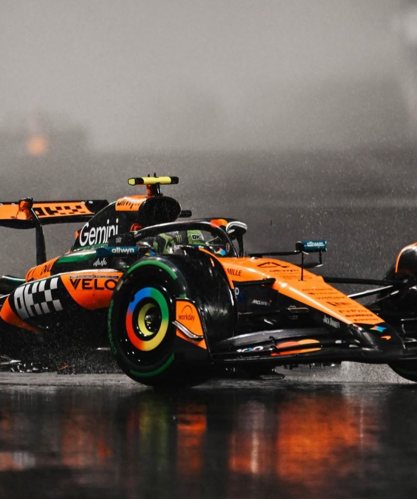 GP di Las Vegas 2025 dal clamoroso colpo di scena. Complice la squalifica delle due McLaren, la classifica piloti e costruttori F1 si riapre in favore di Max Verstappen. Grazie al successo nella "Sin city", il quattro volte iridato riduce il gap da Lando Norris, portandosi a soli ventiquattro punti (appaiato a Oscar Piastri). A due appuntamenti dalla chiusura (tre con la Sprint del Qatar) l'impresa è ancora possibile.