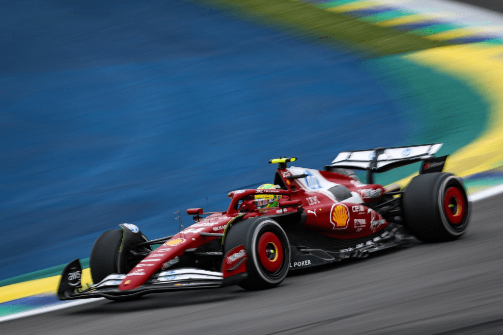 Scoraggiato per l'ennesimo weekend negativo del 2025 che ha definito un incubo, Lewis Hamilton ha parlato della sua gara sfortunata in partenza e ci ha tenuto a scusarsi con la squadra che lavora duramente ogni settimana.