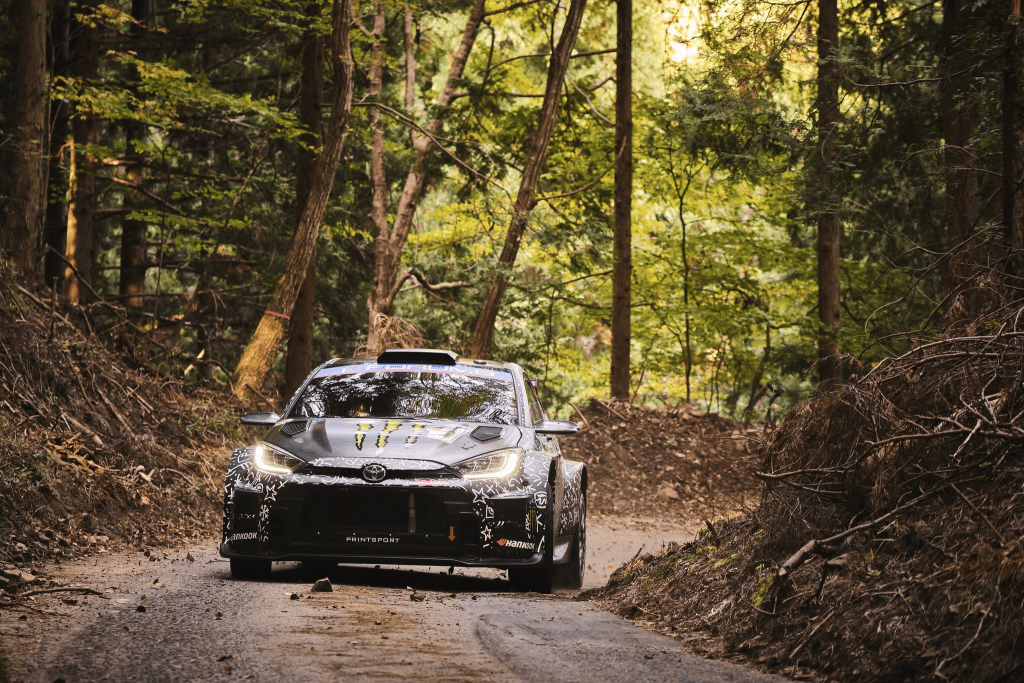 Oliver Solberg sarà pilota ufficiale Toyota nel 2026, prendendo il posto di Kalle Rovanperä e completando una line-up che unisce esperienza e giovani talenti.