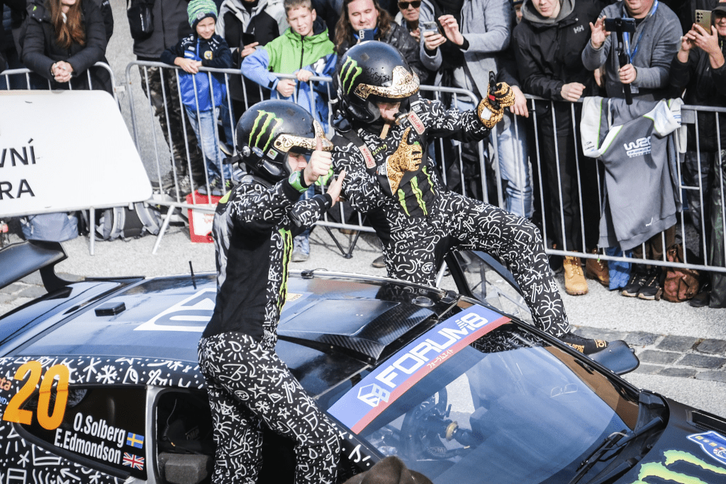 Oliver Solberg sarà pilota ufficiale Toyota nel 2026, prendendo il posto di Kalle Rovanperä e completando una line-up che unisce esperienza e giovani talenti.