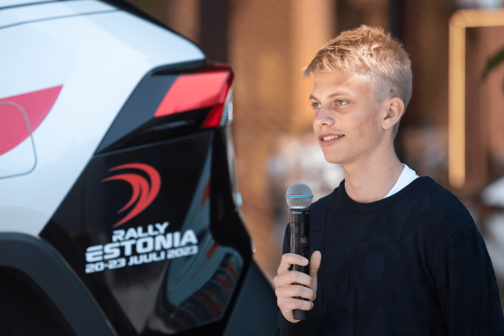 Oliver Solberg sarà pilota ufficiale Toyota nel 2026, prendendo il posto di Kalle Rovanperä e completando una line-up che unisce esperienza e giovani talenti.