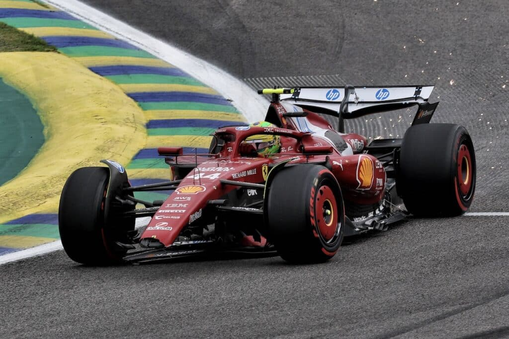 Lewis Hamilton ha ricevuto 5 secondi di penalità a seguito del contatto con Franco Colapinto nel corso del Gran Premio del Brasile, un episodio che ha compromesso irrimediabilmente la sua gara e quella della Ferrari.