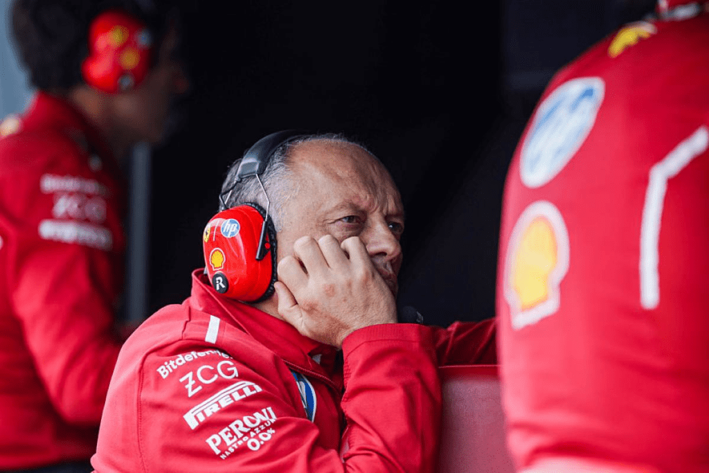 Le due facce del Cavallino. Elkann lancia un messaggio chiaro ai piloti di Formula 1: serve unità, concentrazione e spirito Ferrari per tornare grandi.