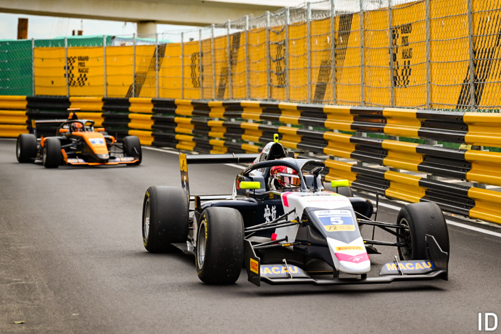 Freddie Slater regala spettacolo a Macao: il giovane pilota della Prema conquista la pole provvisoria al termine di una qualifica caotica, beffando Enzo Deligny all’ultimo respiro sul leggendario tracciato del Guia Circuit.