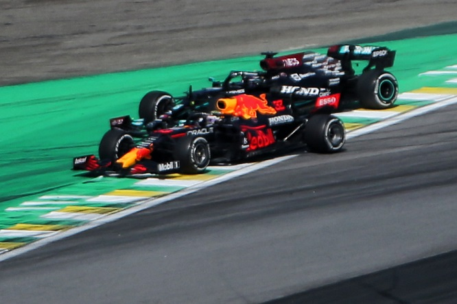 Lewis Hamilton ci ha abituati alle imprese, ma alcune vanno oltre i numeri, oltre le vittorie, oltre i trofei.