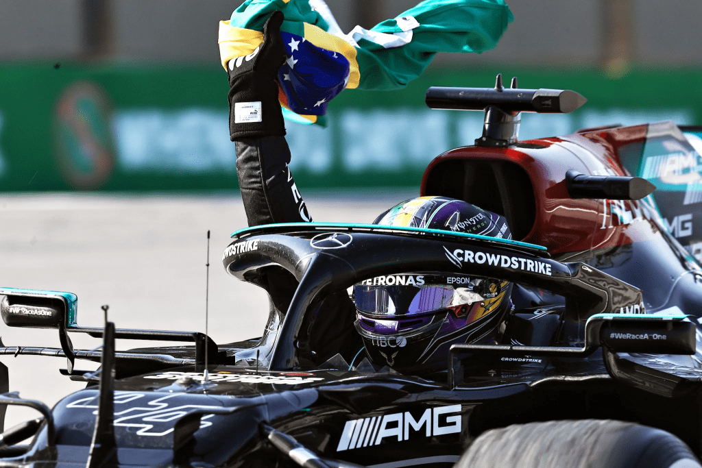 Lewis Hamilton ci ha abituati alle imprese, ma alcune vanno oltre i numeri, oltre le vittorie, oltre i trofei.