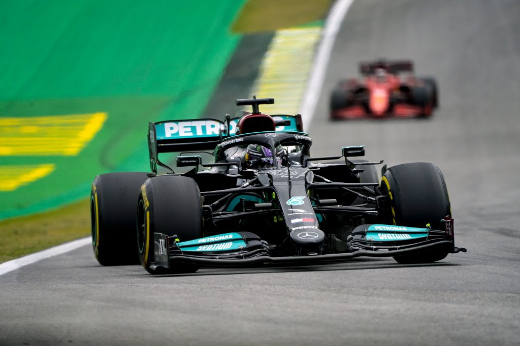 Lewis Hamilton ci ha abituati alle imprese, ma alcune vanno oltre i numeri, oltre le vittorie, oltre i trofei.