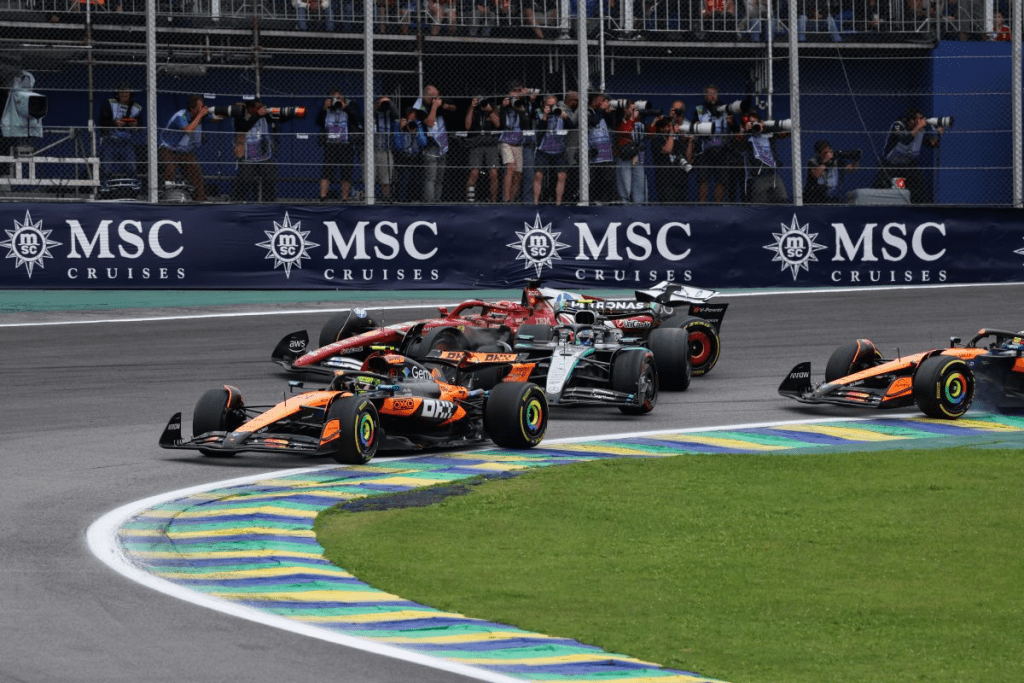 Leclerc fa di tutto per la Ferrari, Elkann è poco leader e McLaren non difende i suoi piloti: la dura analisi di Günther Steiner.