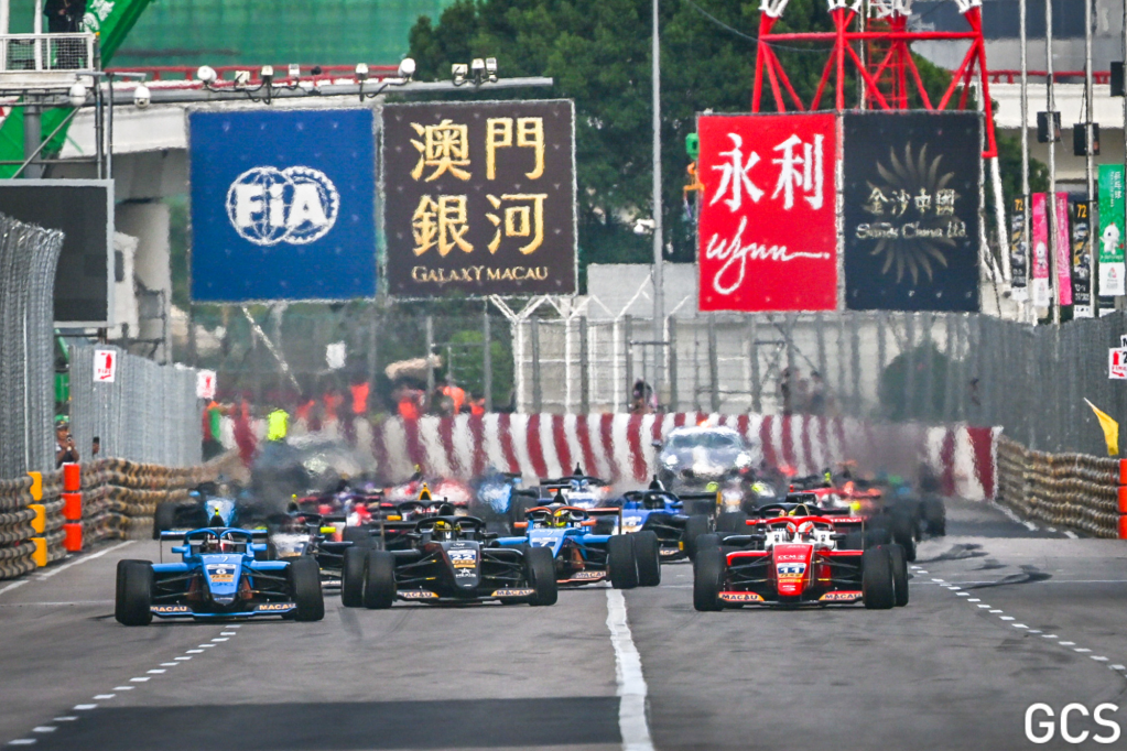 Théophile Naël si laurea campione di Formula Regional a Macao grazie ad uno strepitoso doppio sorpasso nel finale su Boya e Deligny. Out Slater, 4° Colnaghi