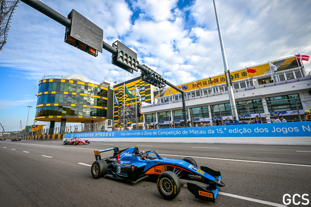 Théophile Naël si laurea campione di Formula Regional a Macao grazie ad uno strepitoso doppio sorpasso nel finale su Boya e Deligny. Out Slater, 4° Colnaghi
